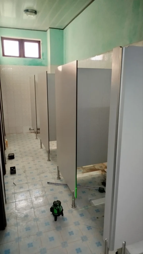 So Sánh Vách Ngăn Compact 12mm và 18mm: Chọn Loại Nào Phù Hợp Với Nhu Cầu?